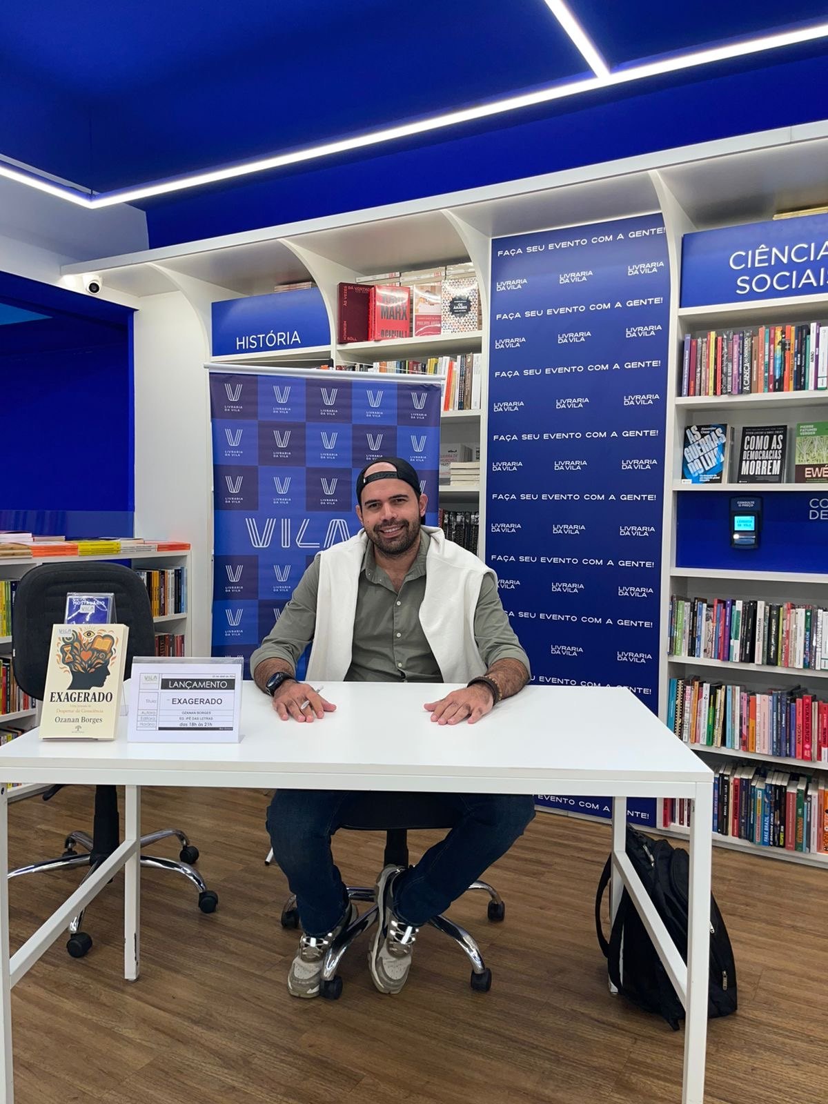 Ozanan Borges no lançamento do livro Exagerado na Livraria da Vila