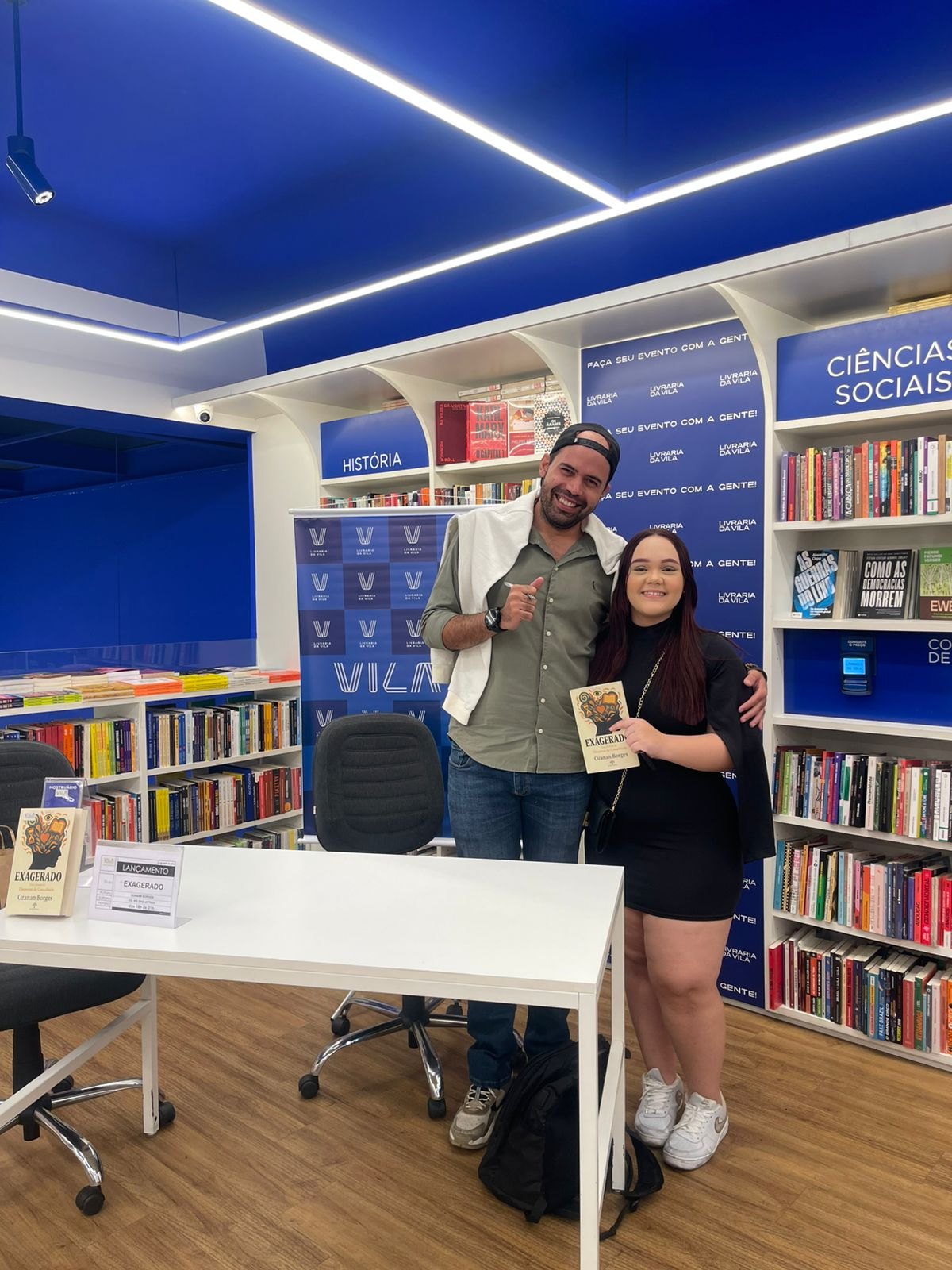 Ozanan Borges com leitora segurando o livro Exagerado