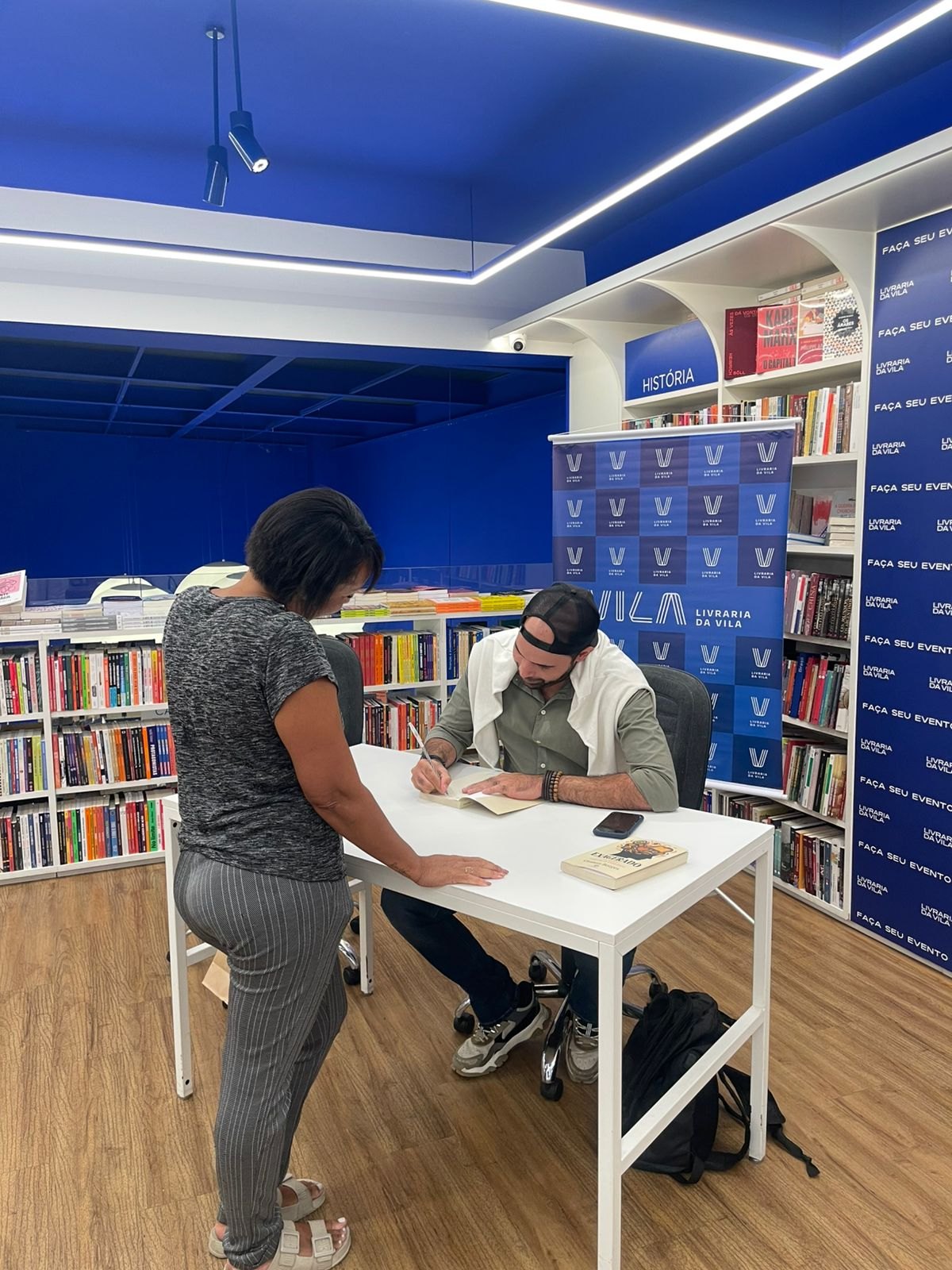 Ozanan Borges autografando o livro Exagerado